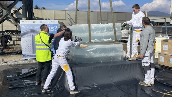 Die einzelnen Eisplatten werden aufeinander gehoben