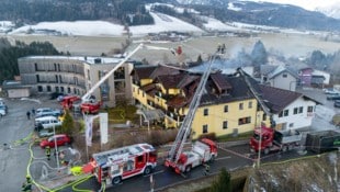 Der Hotelbrand löste einen Großeinsatz aus. (Bild: TEAM FOTOKERSCHI / WERNER KERSCHBAUMMAYR)