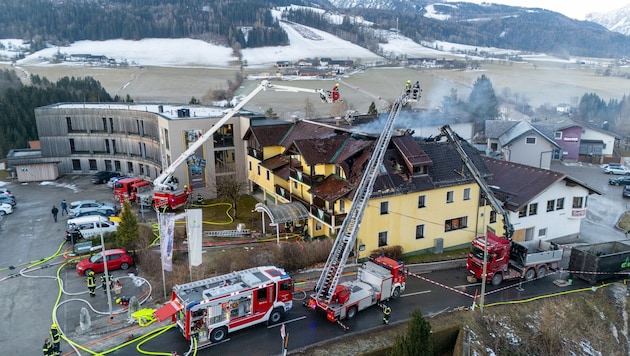 Der Hotelbrand löste einen Großeinsatz aus. (Bild: TEAM FOTOKERSCHI / WERNER KERSCHBAUMMAYR)