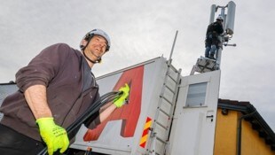 Ende Februar bauten Mitarbeiter von A1 den „Handy-Lkw“ in Adnet auf. Doch wie geht es weiter? (Bild: Markus Tschepp)