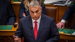 Orbán hat die ungarische Medienlandschaft in den letzten 14 Jahren umgestaltet und staatliche wie auch zahlreiche private Medien unter direkte Kontrolle seiner Regierung gebracht. (Bild: APA/AFP/FERENC ISZA)