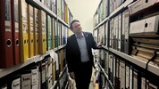 Ortschef Schwarzmayr in einem der Archive Mattsees.
