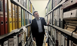 Ortschef Schwarzmayr in einem der Archive Mattsees.