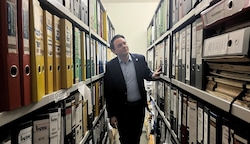 Ortschef Schwarzmayr in einem der Archive Mattsees.