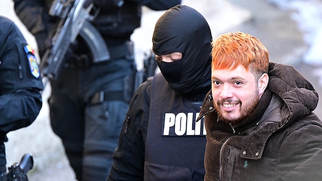 Frankreichs „Staatsfeind Nummer 1“ Mohamed Amra mit einem Grinser bei seiner Festnahme. (Bild: AFP/Daniel MIHAILESCU)