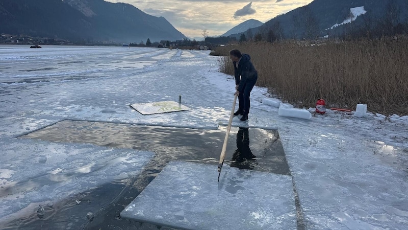 Frühmorgens wurden die Platten aus dem Natureis geschnitten. (Bild: zVg)