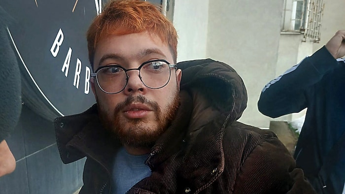 Mohamed Amra mit gefärbten Haaren und Brille