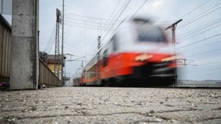 Am Bahnhof in Schwanenstadt wurde ein mutmaßlicher Terrorist verhaftet. Er hatte die Polizei provoziert. (Bild: Wenzel Markus)