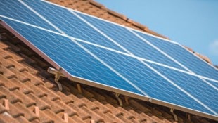 Beim Installieren eines Smartmeters an einer Photovoltaikanlage (Symbolbild) geschah der ...