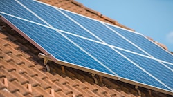 Für die Einspeisung aus PV-Anlagen könnten künftig Netzgebühren fällig werden.