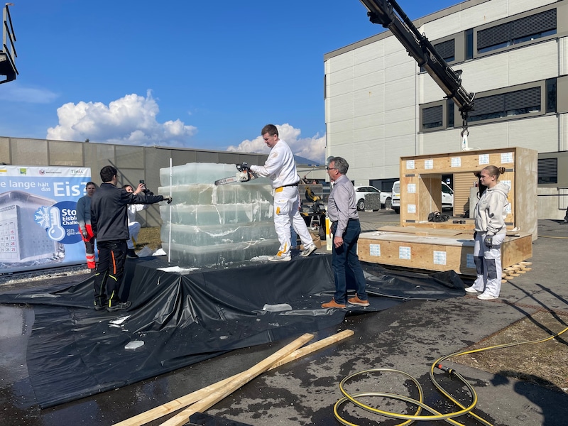 Der Eisblock wird angepasst (Bild: Fister Katrin)