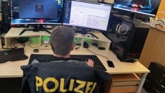 Ein Ermittler der mobilen Forensik bei der Arbeit. Die Auswertung von Handys zählt zu einer der ...