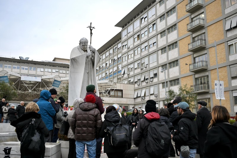 Menschen beten vor der Klinik für eine rasche Genesung von Papst Franziskus. (Bild: EPA)