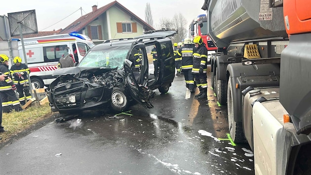 Montagfrüh kam es im südsteirischen Straden zu der folgenschweren Kollision. (Bild: FF Dirnbach/Karl Lenz)