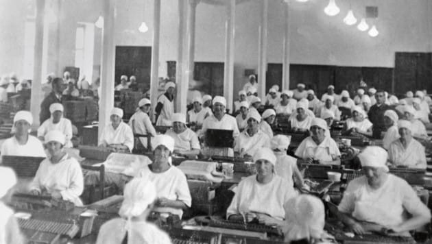 Arbeiterinnen in der Klagenfurter Tabakfabrik um 1920. (Bild: Archiv der Arbeiterkammer Kärnten)