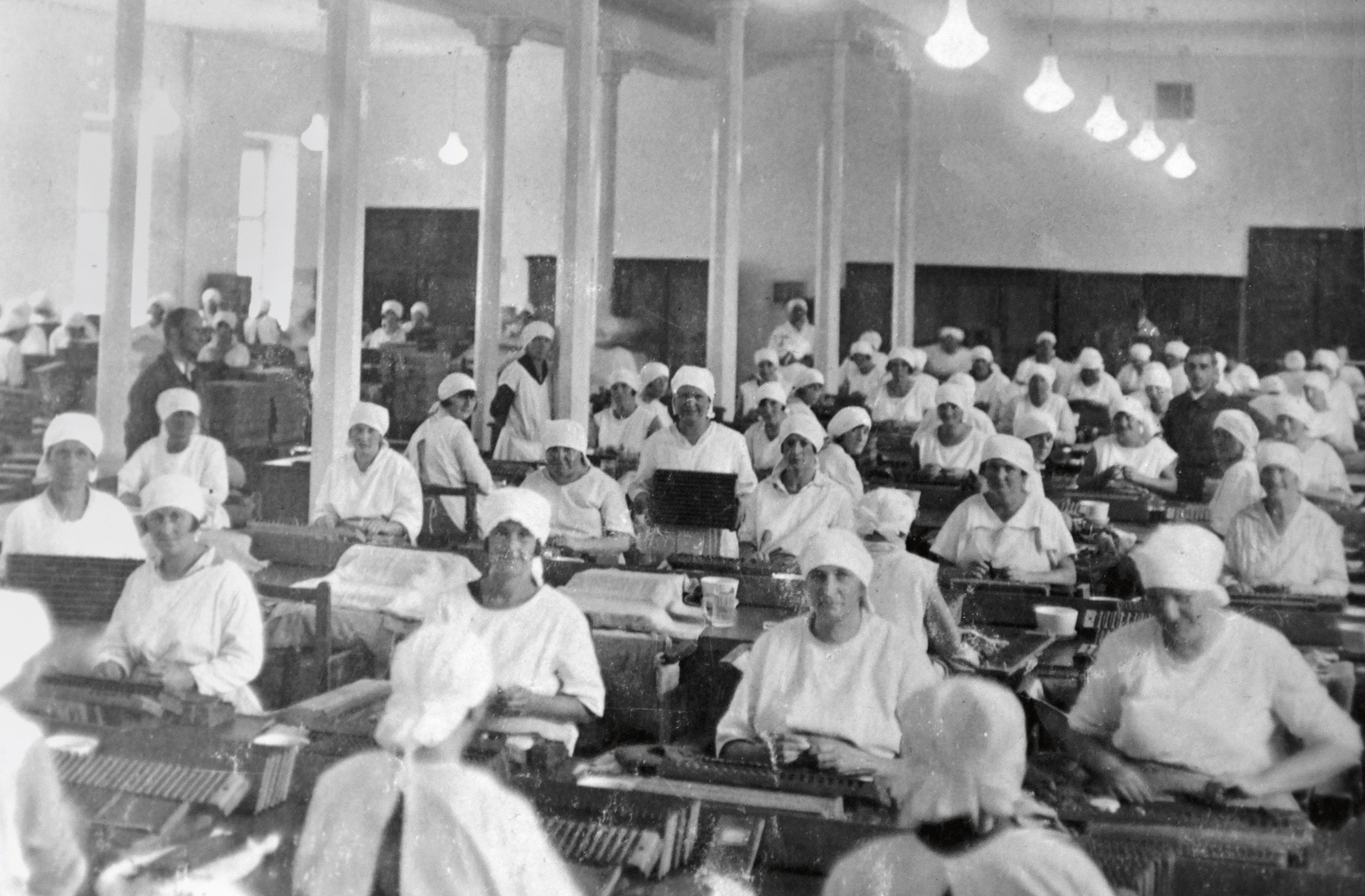 Arbeiterinnen in der Klagenfurter Tabakfabrik um 1920. (Bild: Archiv der Arbeiterkammer Kärnten)