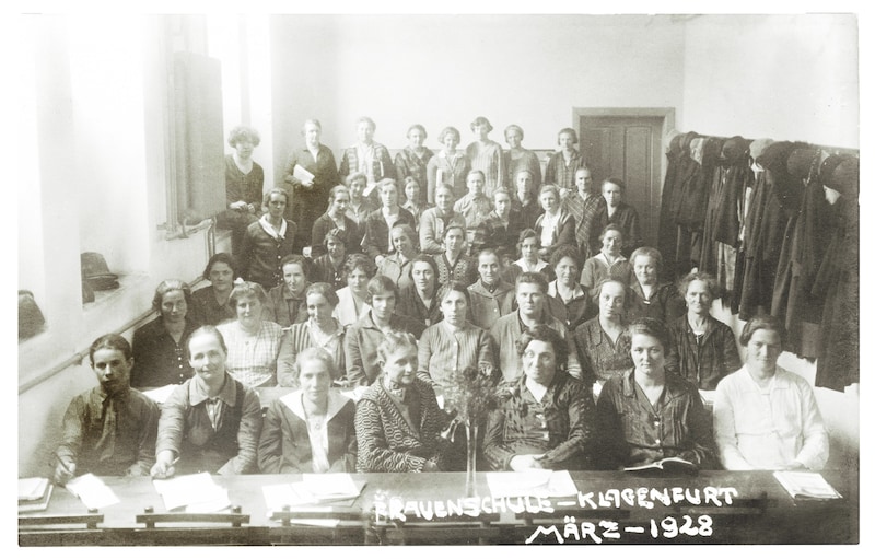 Frauenschule Kärnten: Maria Tusch in der ersten Reihe in der Mitte, rechts von ihr Referentin Marie Bock. Die Teilnehmerinnen der Frauenschule interessierten sich für politische Bildung ( März 1928).  (Bild: Bildquellensammlung Christian Hudelist)