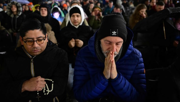 Der Vatikan rief am Montag angesicht des Gesundheitszustands von Franziskus seine Schäfchen zum Gebet auf. (Bild: AFP)