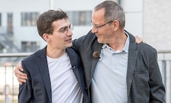 Viktor Schwabl (li.) traf den Empfänger seiner Stammzellenspende, Günter Grabner.