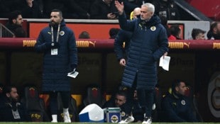 Jose Mourinho (re.) steht nach dem Istanbuler Derby im Fokus.