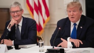 Apple-Chef Tim Cook bei seinem Treffen mit Donald Trump (Bild: AFP)