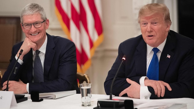 Apple-Chef Tim Cook bei seinem Treffen mit Donald Trump (Bild: AFP)