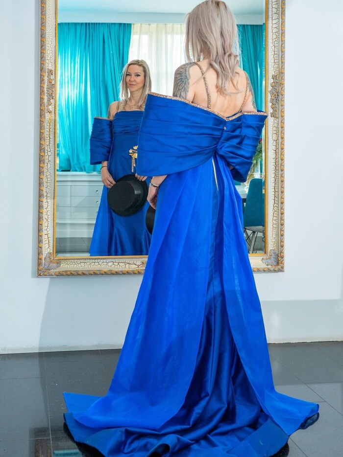 Die blaue Robe der Lugner-Witwe stammt von Martina Mohapp.