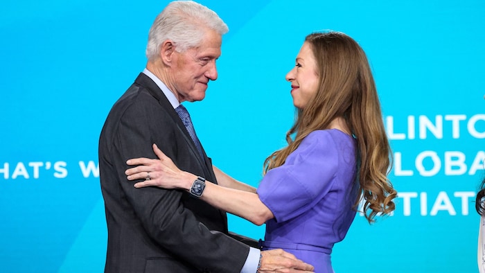 Chelsea mit ihrem Vater Bill Clinton ...