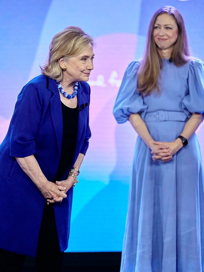 And with mom Hillary ... (Bild: Andres Kudacki / AP / picturedesk.com)