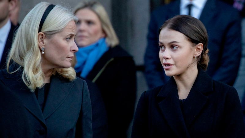 Crown Princess Mette-Marit with Juliane Snekkestad in 2020 (Bild: Albert Nieboer / dpa Picture Alliance)