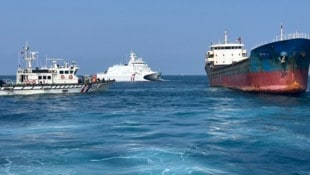 Ein Frachtschiff mit chinesischer Besatzung wurde festgesetzt. (Bild: EPA)