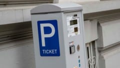 Auf Parkscheinautomaten der Stadt waren gefälschte QR-Codes angebracht. (Bild: Markus Tschepp)