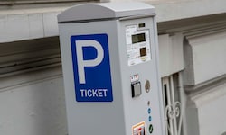 Auf Parkscheinautomaten der Stadt waren gefälschte QR-Codes angebracht.