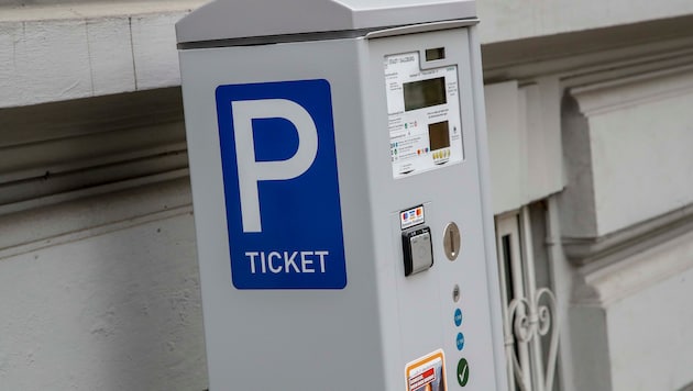 Fake QR codes were affixed to the city's parking ticket machines. (Bild: Markus Tschepp)