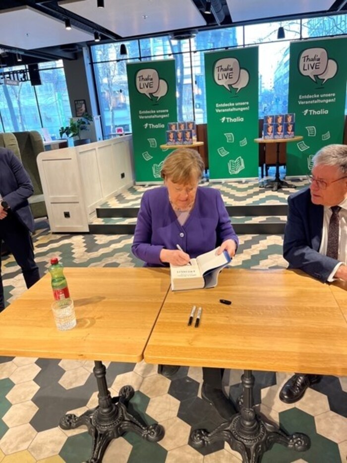 Angela Merkel bei ihrer Signierstunde in der Thalia-Filiale auf der Mariahilfer Straße