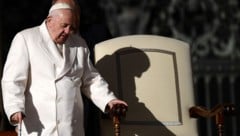 Papst Franziskus liegt seit Tagen im Krankenhaus, sein Zustand hat sich leicht gebessert, ist aber nach wie vor kritisch. (Bild: AFP)