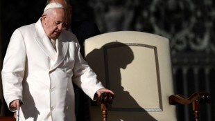 Papst Franziskus liegt seit Tagen im Krankenhaus, sein Zustand hat sich leicht gebessert, ist ...