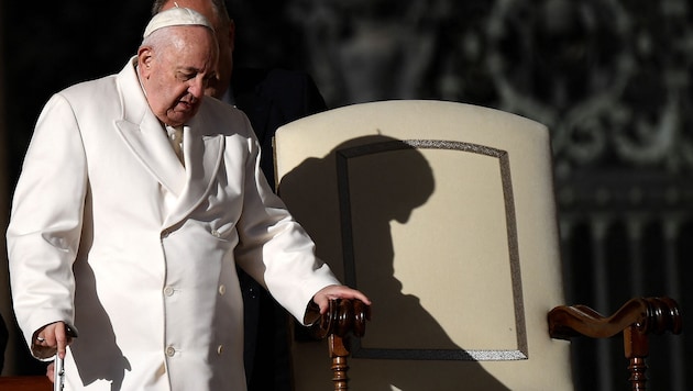 Pope Francis has been in hospital for days, his condition has improved slightly but remains critical. (Bild: AFP)