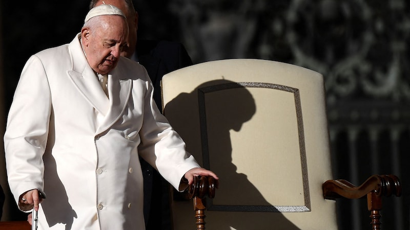 Papst Franziskus ist mit einer Mehrfach-Infektion der Atemwege ins Krankenhaus eingeliefert. Seither kamen weitere Komplikationen dazu. (Bild: AFP)