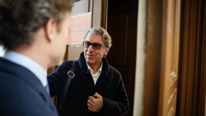 Stefan Pierer beim Betreten des Schwurgerichtssaals in Ried im Innkreis Dienstagfrüh.