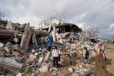 Die Zerstörung im Gaza-Streifen ist massiv, eine aktuelle Kältewelle setzt der leidgeprüften Bevölkerung zusätzlich zu.   (Bild: AP)