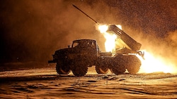 Ein ukrainischer Mehrfachraketenwerfer im Einsatz (Bild: AP/Oleg Petrasiuk/Ukraine‘s 24th Mechanized Brigade)