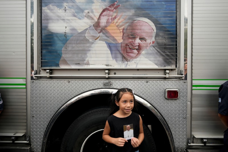 Little Valentina from Buenos Aires also prayed for the recovery of her countryman. (Bild: AP)