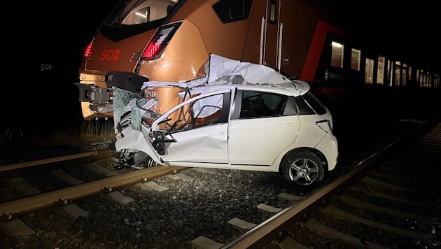 The 83-year-old woman's small car is now only worth scrap metal. (Bild: Kantonspolizei St. Gallen)