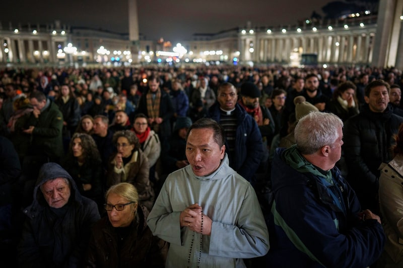 Thousands prayed for Pope Francis in St. Peter's Square in the Vatican on Monday evening. (Bild: AP)