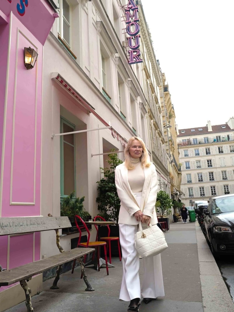 In a monochrome designer outfit, Pamela Anderson gave the Parisians a run for their money. (Bild: PPS)