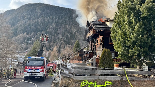 More than 150 firefighters were on the scene on Sunday. (Bild: ZOOM Tirol)