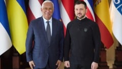 EU-Ratspräsident Costa und der ukrainische Staatschef Wolodymyr Selenskyj am Montag in Kiew (Bild: APA/AFP/UKRAINIAN PRESIDENTIAL PRESS SERVICE/Handout)