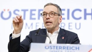 FPÖ-Chef Herbert Kickl wollte den Zugang zur Staatsbürgerschaft über das Asylwesen de facto kappen. (Bild: APA/TOBIAS STEINMAURER / APA / picturedesk.com)