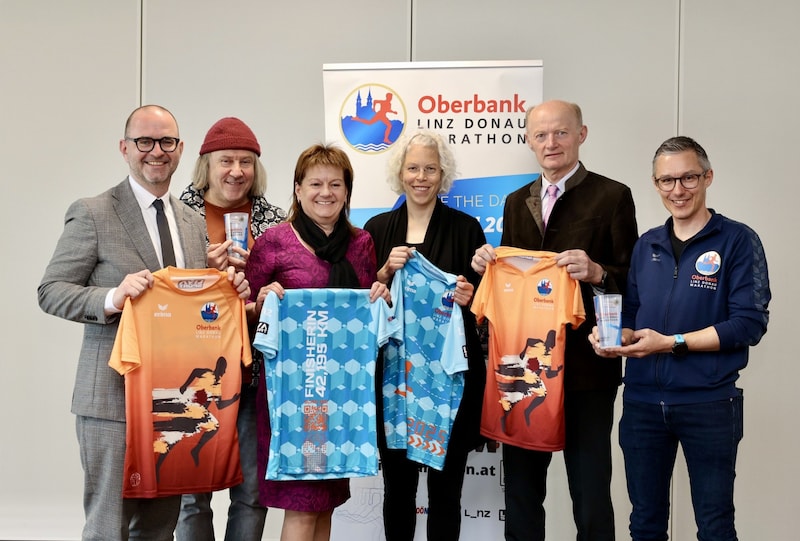 Bürgermeister Dietmar Prammer, Manfred Forster (Kuddelmuddel), Vizebürgermeisterin Karin Hörzing, Johanna Möslinger (LIVA), Oberbank-Generaldirektor Franz Gasselsberger, Organisator Günther Weidlinger (v.l.). (Bild: LinMarathon/Klaus Mitterhauser)